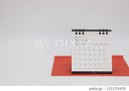 2026年1月のカレンダーと赤い皮の卓上マット 2026年1月のカレンダーと赤い皮の卓上マット 132253458