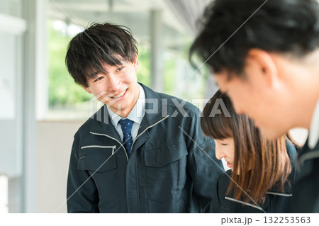 打ち合わせ,ミーティングをする作業着姿の建設業,建築業の男女のビジネスマン 打ち合わせ,ミーティングをする作業着姿の建設業,建築業の男女のビジネスマン 132253563