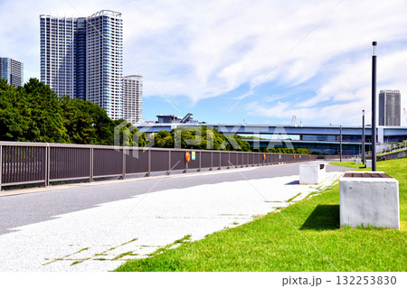 有明親水海浜公園(有明北橋付近)より木遣り橋方面を望む(東京都江東区)【2025.9】 132253830