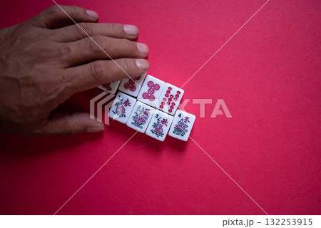 赤背景にマージャン牌 赤背景にマージャン牌 132253915