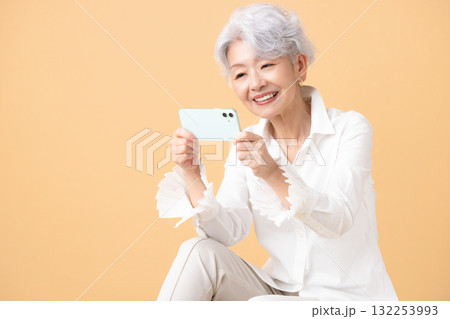スマホを見ているシニア女性 132253993