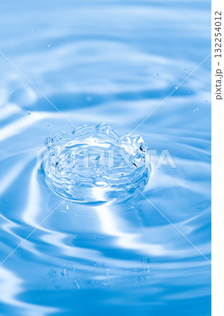 水しぶきのアクション　ウォータクラウン 132254012