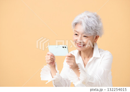 スマホを見ているシニア女性 スマホを見ているシニア女性 132254015