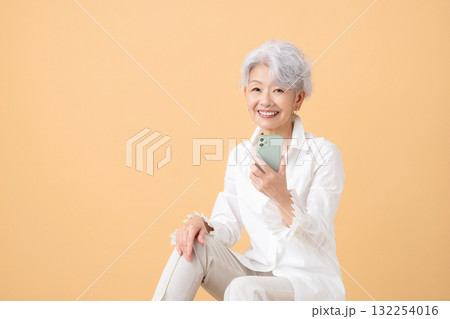 シニア女性　グレイヘアーの女性のポートレート 132254016