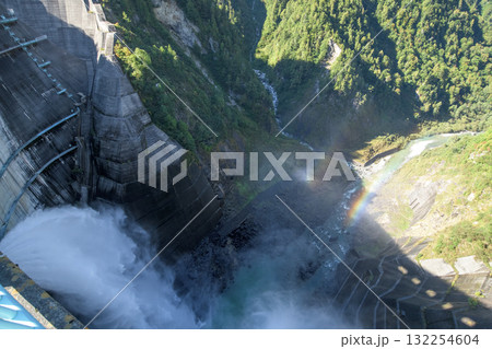 立山黒部アルペンルート　黒部ダムの観光放水　富山県 132254604