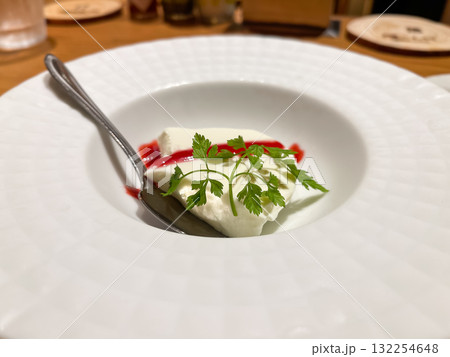 ベリーソースがかかったパンナコッタ。ミルク味の甘いスイーツ。 132254648