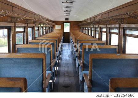 昭和時代の古い鉄道車両の座席 132254666
