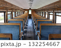 昭和時代の古い鉄道車両の座席 132254667