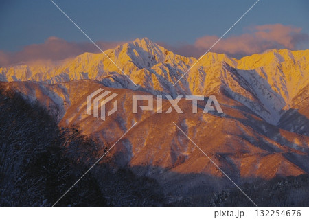 白馬村白沢峠からの黄金色に染まる鹿島槍ヶ岳の朝焼け　Ver2 132254676