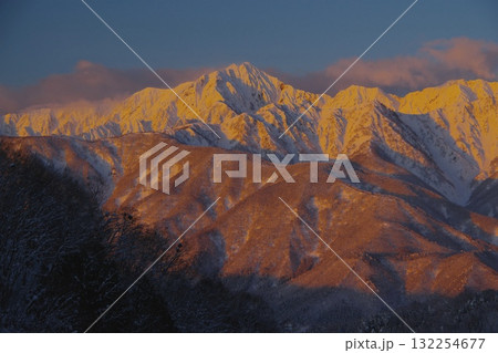 白馬村白沢峠からの黄金色に染まる鹿島槍ヶ岳の朝焼け Ver3 白馬村白沢峠からの黄金色に染まる鹿島槍ヶ岳の朝焼け Ver3 132254677