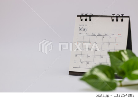 2026年5月の卓上カレンダーの素材写真 132254895