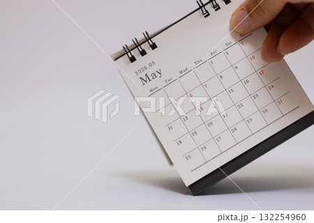 2026年5月の卓上カレンダーの素材写真　手で持っている 132254960
