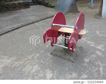 公園にある遊具 132254984