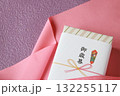 紫の和紙に置いた桃色の風呂敷とお歳暮の箱 132255117