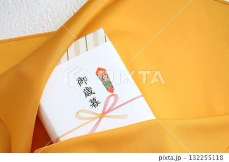 黄色い風呂敷で包んだお歳暮の箱 黄色い風呂敷で包んだお歳暮の箱 132255118