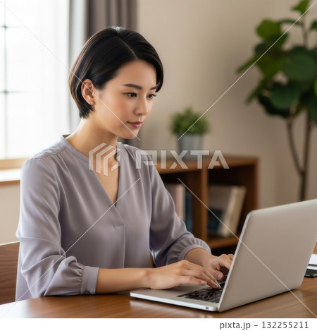 在宅で仕事をする若い日本女性 132255211