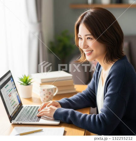 在宅で仕事をする若い日本女性 在宅で仕事をする若い日本女性 132255212