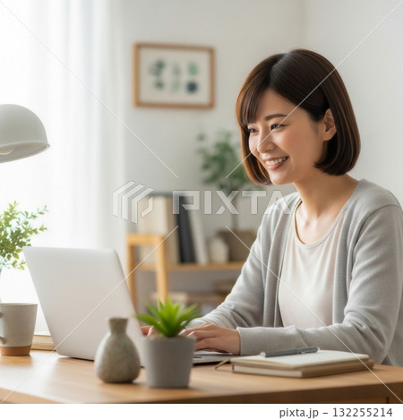 在宅で仕事をする若い日本女性 在宅で仕事をする若い日本女性 132255214