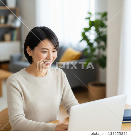在宅で仕事をする若い日本女性 在宅で仕事をする若い日本女性 132255253