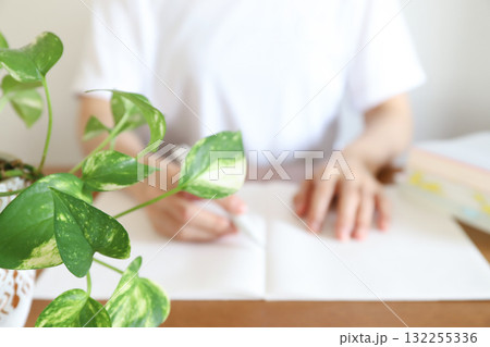 勉強をする女性の手元 132255336