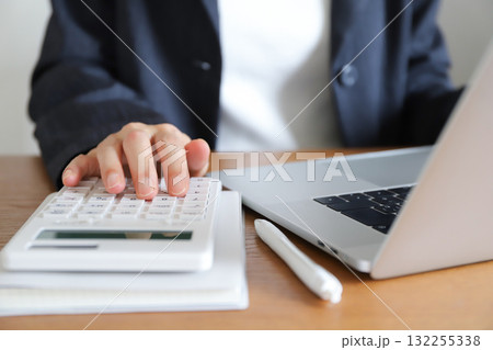 計算機とパソコンを使って働く女性 132255338