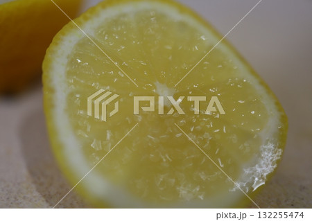 みずみずしいレモンの断面と輝く果汁 132255474