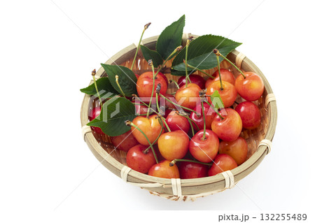ざるに盛った白バックのさくらんぼ 132255489