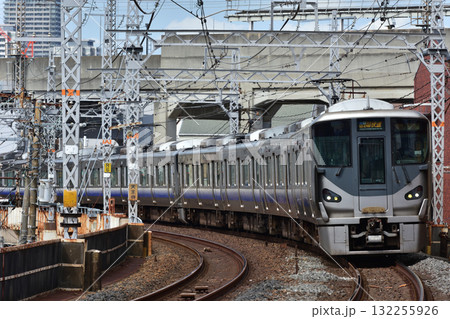 和歌山方面へ向かう関空・紀州路快速 225系5000番台 132255926