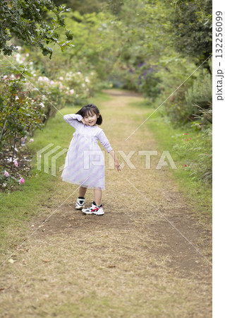 公園で遊ぶ可愛い女の子 132256099