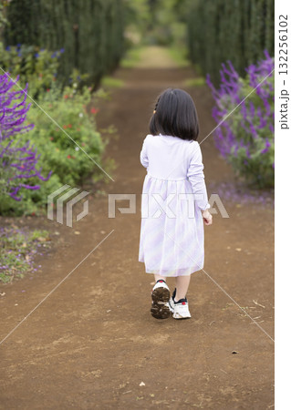 公園で遊ぶ可愛い女の子 132256102