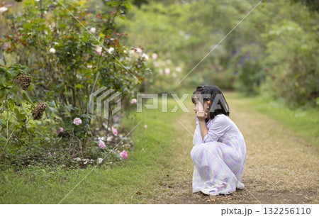 公園で遊ぶ可愛い女の子 132256110