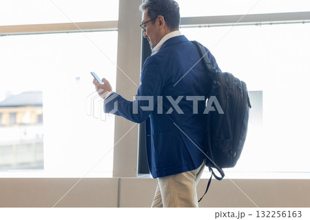 スマホを操作する男性 132256163