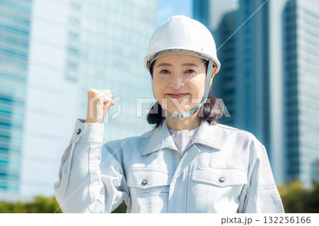 作業服を着たシニア女性 132256166