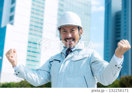 ガッツポーズする作業服の男性 132256171