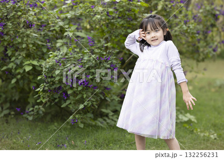 公園で遊ぶ可愛い女の子 公園で遊ぶ可愛い女の子 132256231