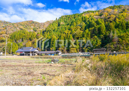 晩秋の智頭急行・平福駅と城山1 兵庫県佐用郡佐用町 晩秋の智頭急行・平福駅と城山1 兵庫県佐用郡佐用町 132257101