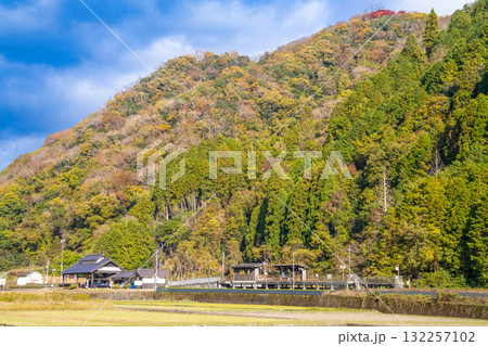 晩秋の智頭急行・平福駅と城山2　兵庫県佐用郡佐用町 132257102