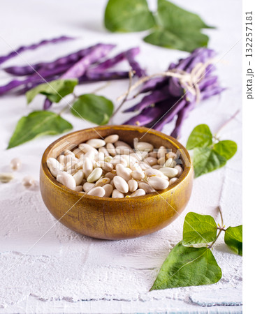 Organic White Beans in a Bowl 132257181