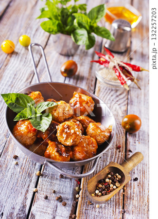 meatballs in tomato sauce 132257203