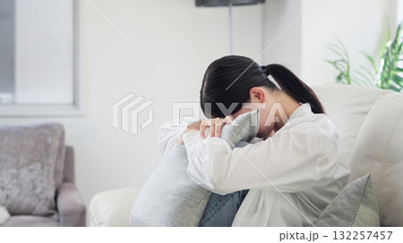 悲しくて泣くアジア人女性 悲しくて泣くアジア人女性 132257457