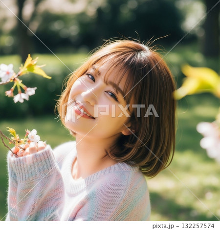 公園のベンチにリラックスして座る若い日本人女性 132257574