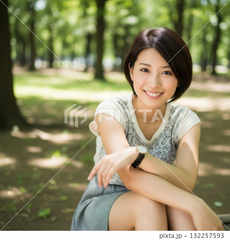 公園のベンチにリラックスして座る若い日本人女性 132257593