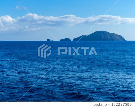 伊豆七島を結ぶ爽やかな船旅の景色 鵜渡根島 伊豆七島を結ぶ爽やかな船旅の景色 鵜渡根島 132257599