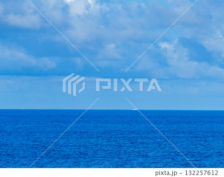 伊豆七島を結ぶ爽やかな船旅の景色 穏やかな太平洋 伊豆七島を結ぶ爽やかな船旅の景色 穏やかな太平洋 132257612