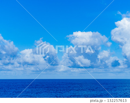 伊豆七島を結ぶ爽やかな船旅の景色　穏やかな太平洋 132257613