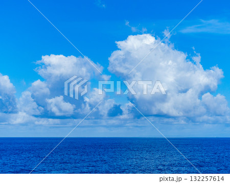 伊豆七島を結ぶ爽やかな船旅の景色 穏やかな太平洋 伊豆七島を結ぶ爽やかな船旅の景色 穏やかな太平洋 132257614