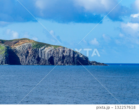 伊豆七島を結ぶ爽やかな船旅の景色 地内島 伊豆七島を結ぶ爽やかな船旅の景色 地内島 132257618