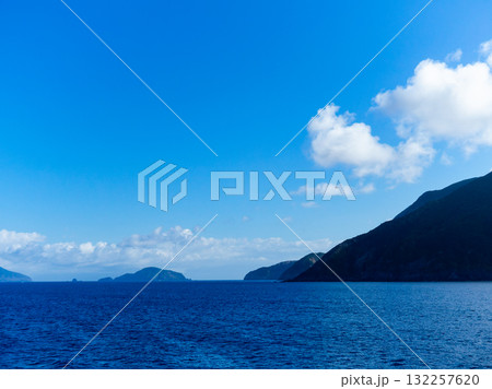 伊豆七島を結ぶ爽やかな船旅の景色 新島 伊豆七島を結ぶ爽やかな船旅の景色 新島 132257620