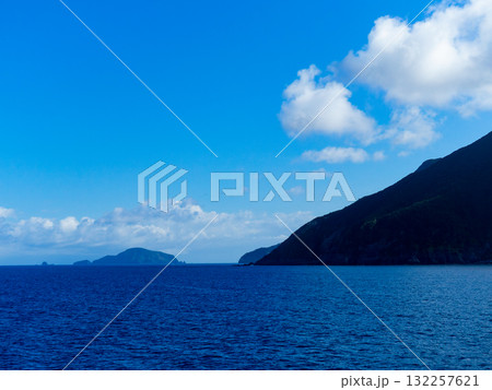 伊豆七島を結ぶ爽やかな船旅の景色　新島 132257621