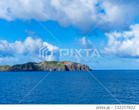 伊豆七島を結ぶ爽やかな船旅の景色 地内島 伊豆七島を結ぶ爽やかな船旅の景色 地内島 132257622